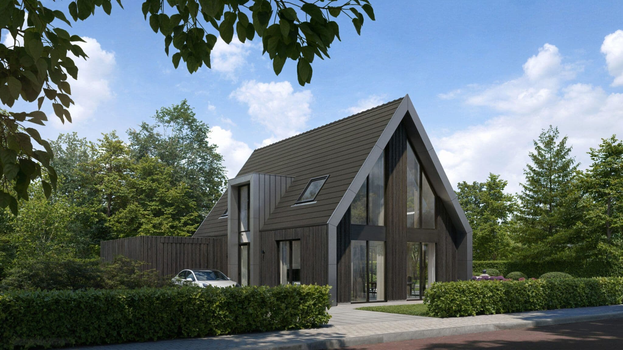 Voorgevel van zwarte houten woning met hoog zadeldak, grote ramen en heg