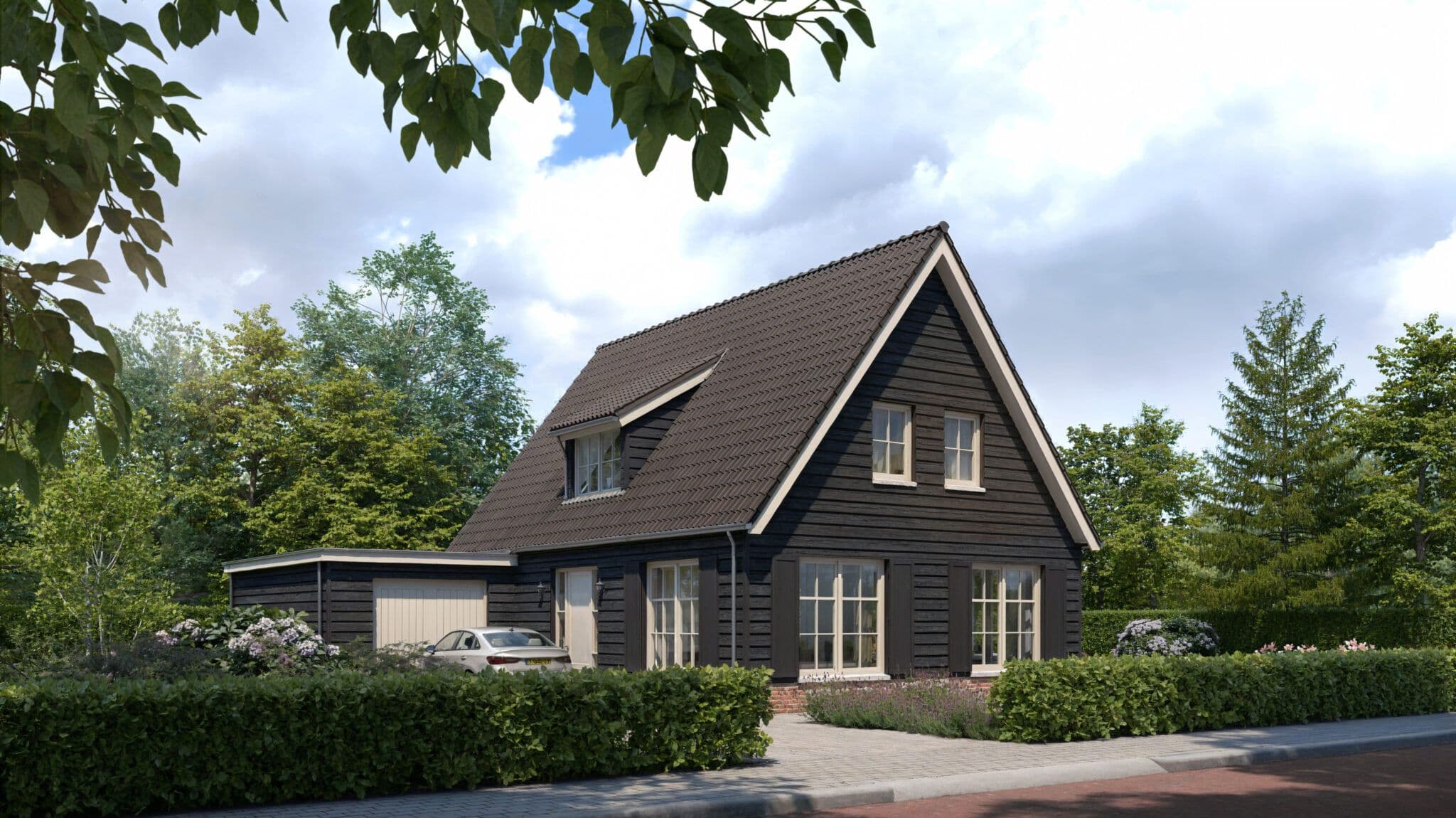 Zwarte houten huis met steil dak en dakpannen, twee bovenramen, garagedeur en een auto op de oprit, vooraanheg en bomen op de achtergrond